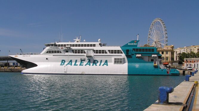 El catamarán de Baleària accidentado atracado ayer en el muelle 3-A1.