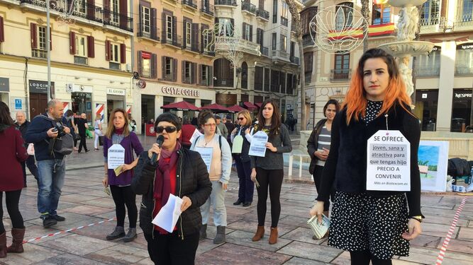 Momento de la subasta de mujeres teatralizada por la Recav Málaga ayer.