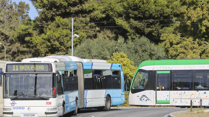 El Metro y el autobús interurbano que conecta Antequera y Málaga se encuentran en Teatinos.
