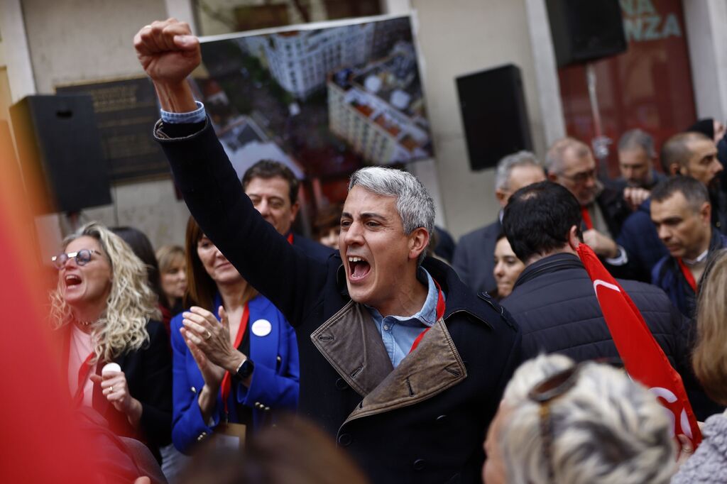 Los dirigentes socialistas salen a Ferraz