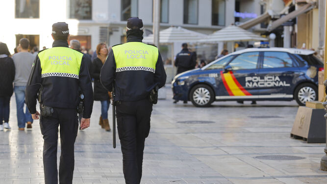 Dos policías locales, en el centro de Málaga