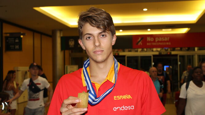 Alessandro Scariolo posa con la medalla de oro del Europeo sub 18.