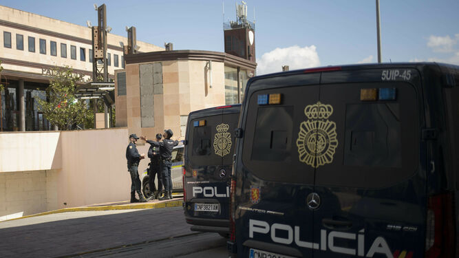 Agentes antidisturbios a las puertas del Palacio de Justicia de Ronda