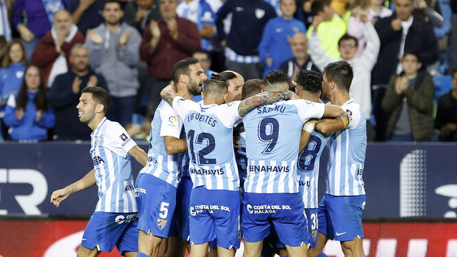 El equipo celebra el gol de Antoñín.