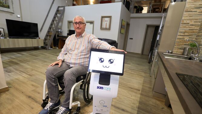 Félix Domenech, primer usuario malagueño de un robot de asistencia domiciliaria.