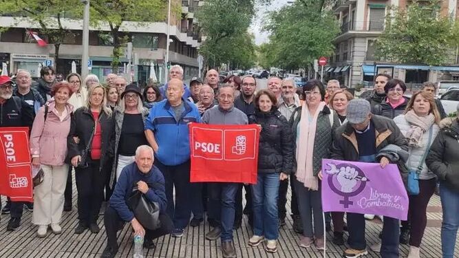 Militantes y simpatizantes socialistas, este sábado, en la concentración en apoyo de Sánchez en Madrid.